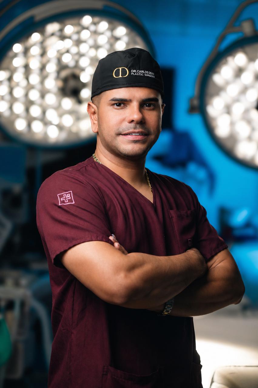 Retrato del Dr. Carlos Dean en quirófano, vestido con ámbito quirúrgico